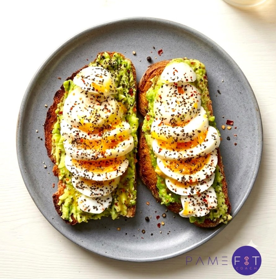 Tostada de palta con huevo